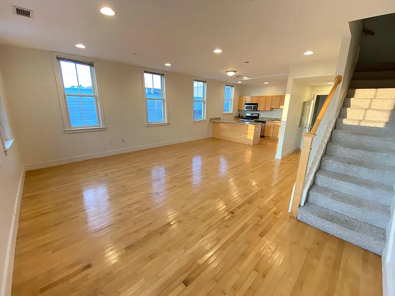 113 2nd St #Penthouse 01 — Photo 3