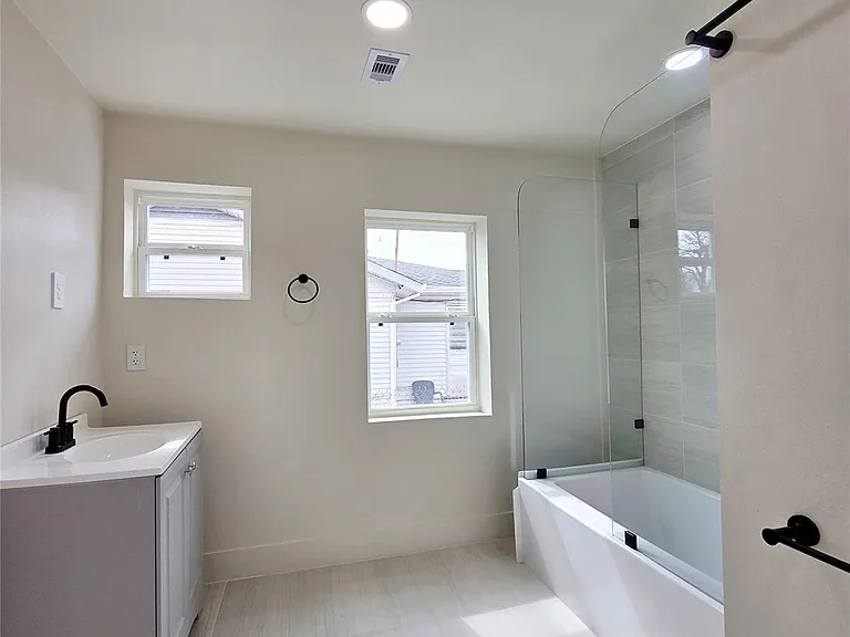 4607 Englewood St — Photo 18