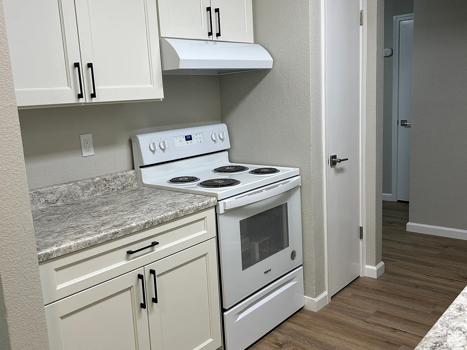2 bed, 750 sqft, $2,200 — Photo 2
