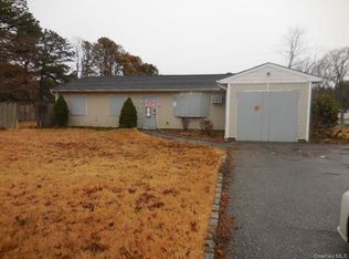 2 Hollow St, Bellport, NY 11713