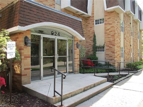3rd image of 924 Memorial Pkwy APT 102