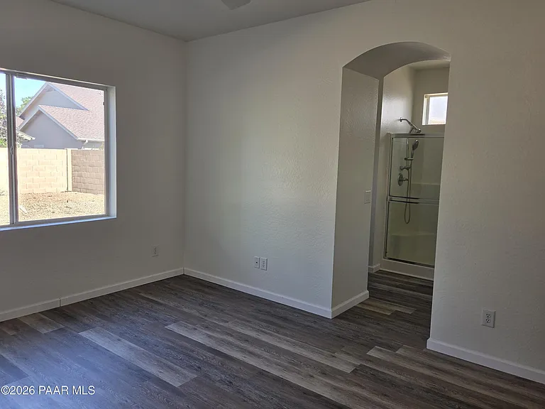 556 N Robles St — Photo 14