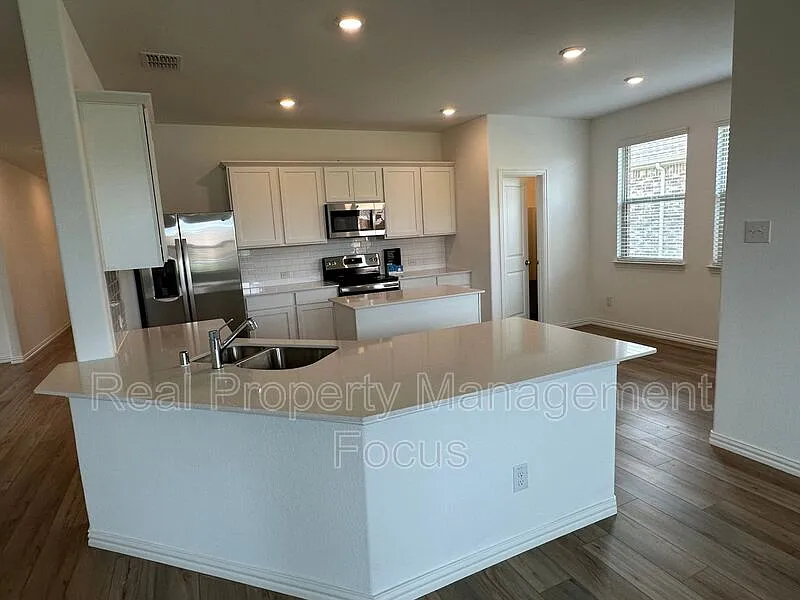 4 bed, 2.0 bath, 1996 sqft, $2,195 — Photo 4