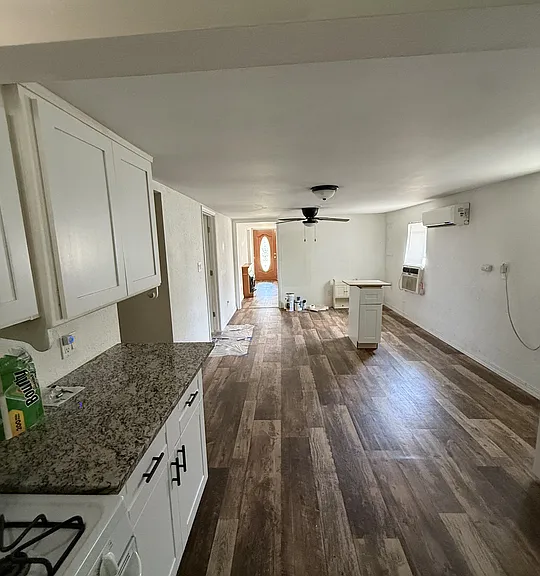 908 S Elm St — Photo 3