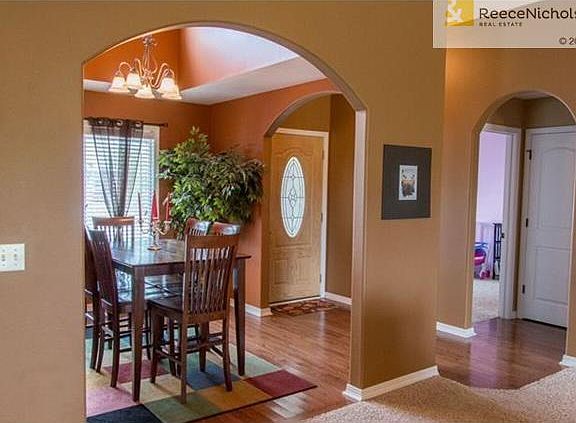 From the greatroom, look at those arches! Want to put your own things here?