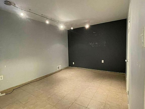 4th image of 17 Amsterdam Ave #1