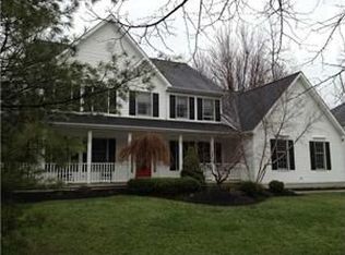 11 E Pinelake Dr, Williamsville, NY 14221