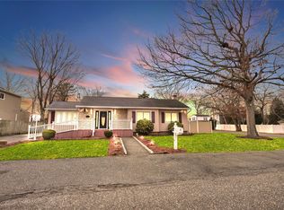210 Woodycrest Dr, Holtsville, NY 11742