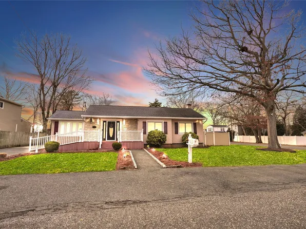 210 Woodycrest Drive, Holtsville, NY 11742