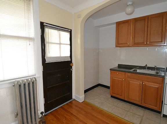 5th image of 4624 N Wolcott Ave APT 2A
