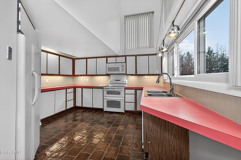 5th image of 4 E Van Leuven Drive