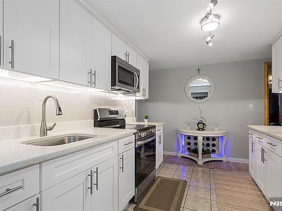 4th image of 39 Chamberlain Ave
