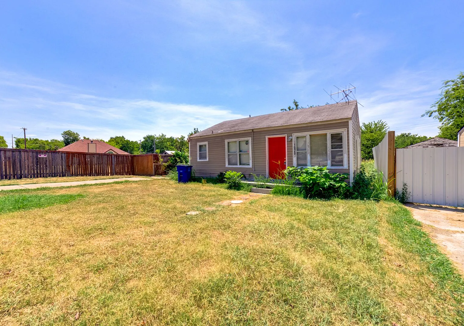 Coming Soon! Newly Renovated 2 Bed / 1 Bath House! Apply Today! — Photo 1