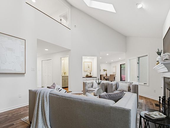 3rd image of 138 Montrose Ave Unit 26