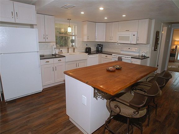 3rd image of 1698 Woodridge Dr