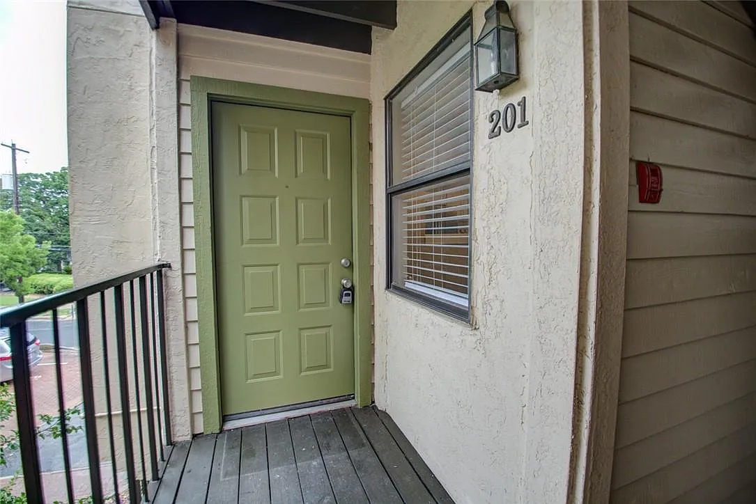 1 bed, 1.0 bath, 450 sqft, $1,095 — Photo 1