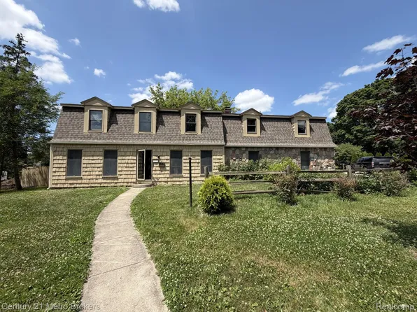 427 Woodbridge Dr, Grand Blanc, MI 48439