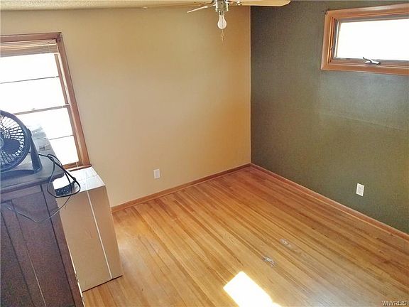 4th image of 28 Boll St