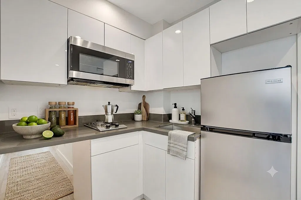 Fully Furnished Studios in Miracle Mile — Photo 4