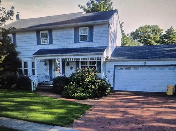 4 Betty St, Syosset, NY 11791
