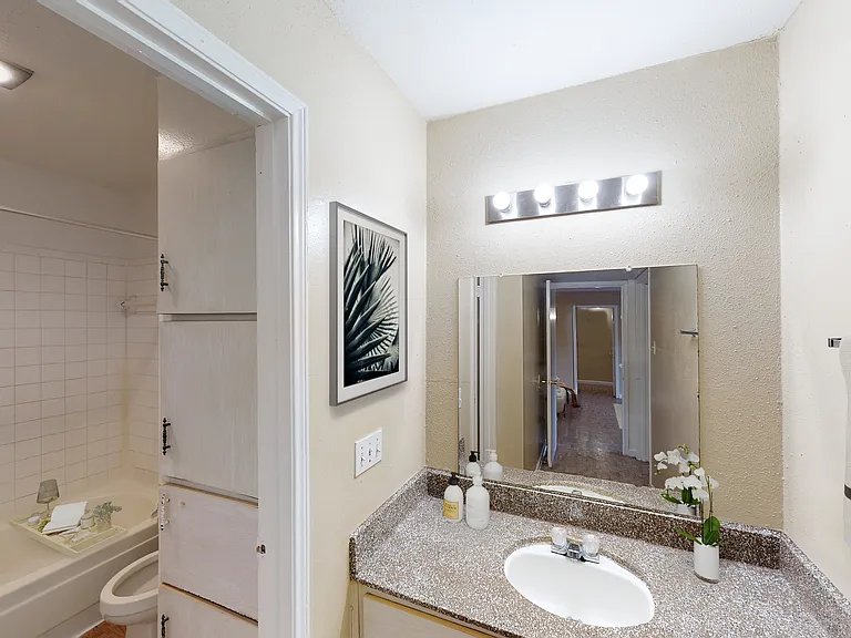 Creekwood Apartments — Photo 28