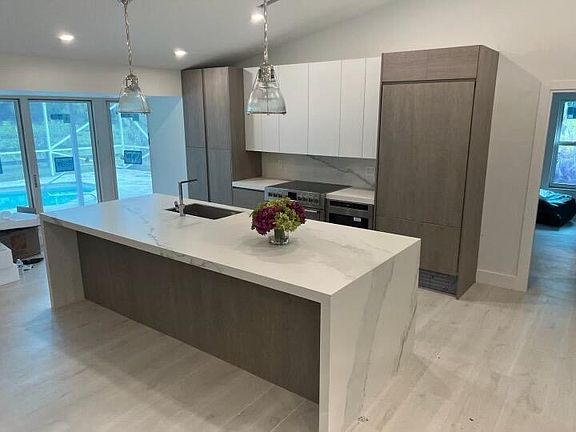 4th image of 1381 Clydesdale Ave