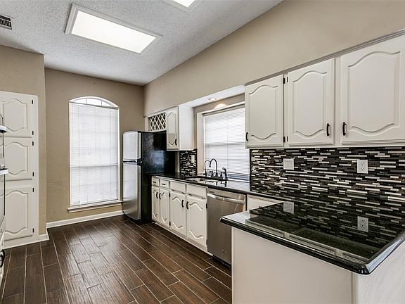 3rd image of 4314 Greenwood Ln