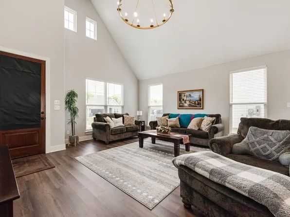 109 Vaughn Meadows Dr, Tom Bean, TX 75489