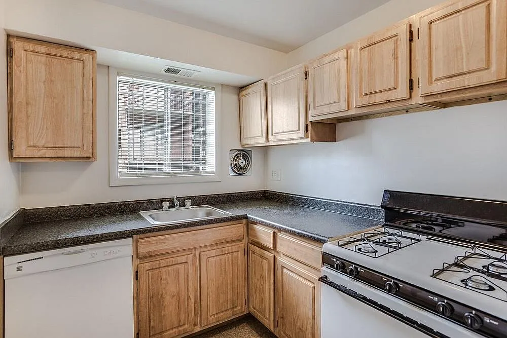 3 bed, 1.5 bath, 880 sqft, $2,100 — Photo 3