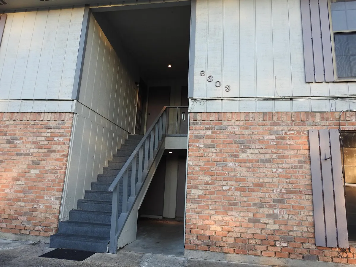 Building Photo - 2303 Elm Ave #2