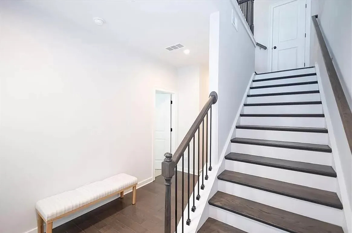 1006 Burnside Lane — Photo 3