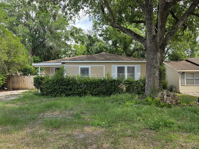 1304 Divot Ln — Photo 1