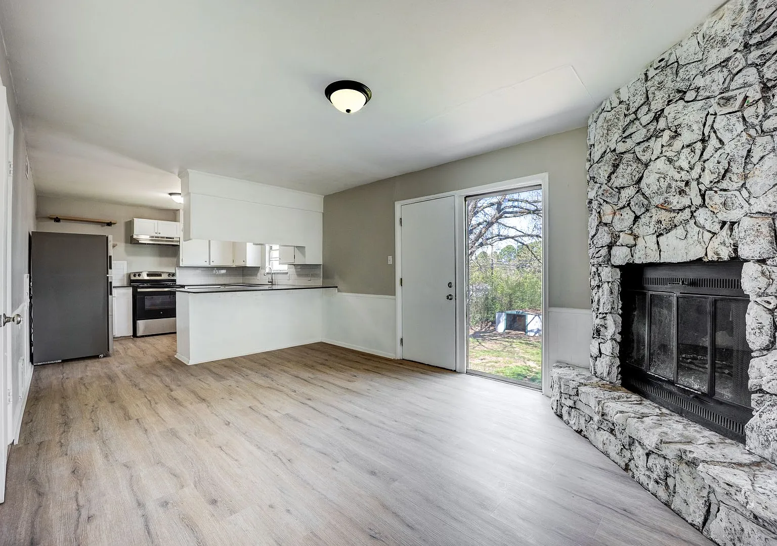 Free Month Rent! Freshly Updated 4 Bedroom House — Photo 4