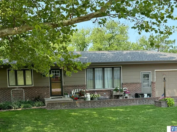 303 Madison St, Pickrell, NE 68422