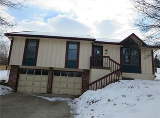 809 E Summit St, Smithville, MO 64089