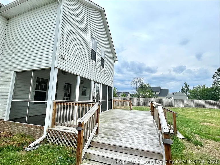 82 Essex Ct W — Photo 19
