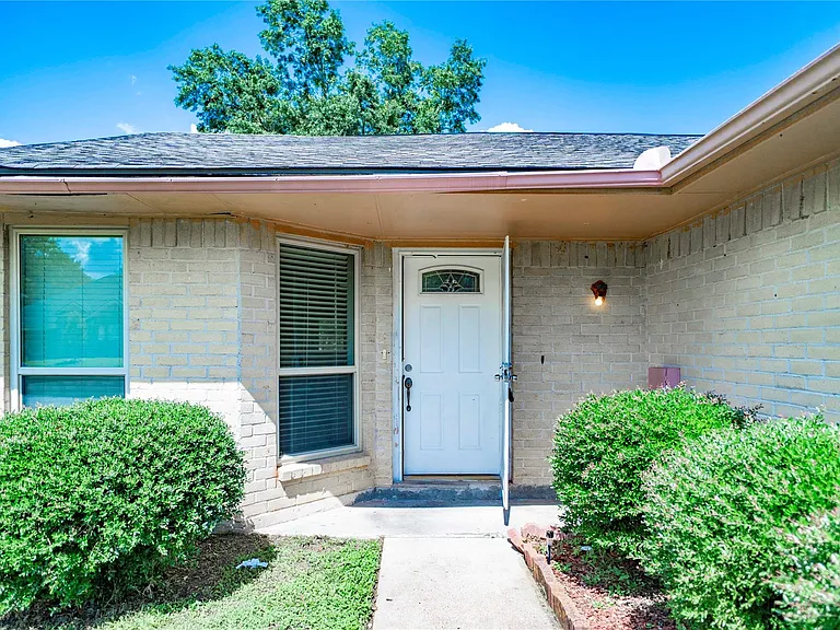 17003 Enchanted Cir W — Photo 2