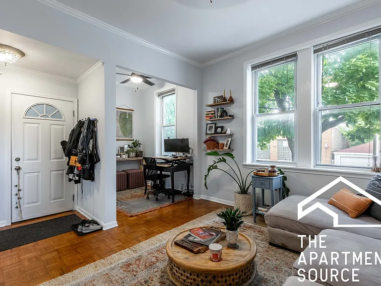 2215 W Wellington Ave #1F — Photo 2