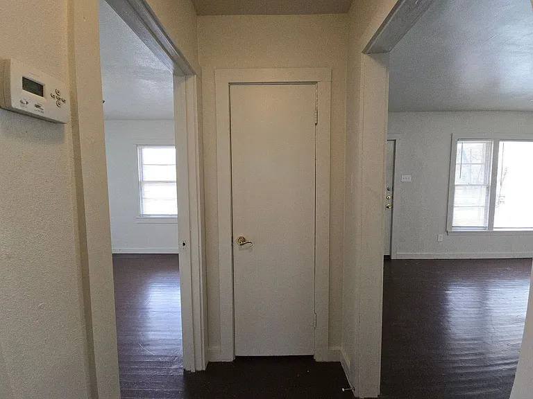 1307 E Avenue H — Photo 11