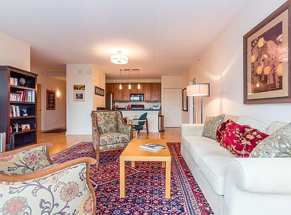 5th image of 900 Chicago Ave Unit 302