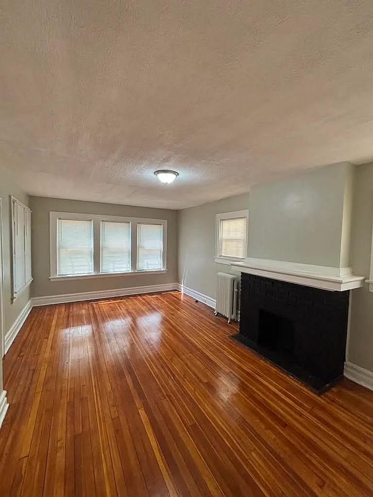 4 bed, 1100 sqft, $2,495 — Photo 4
