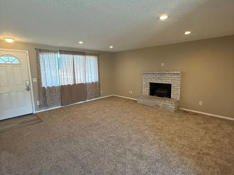 1040 Fenwick St — Photo 3