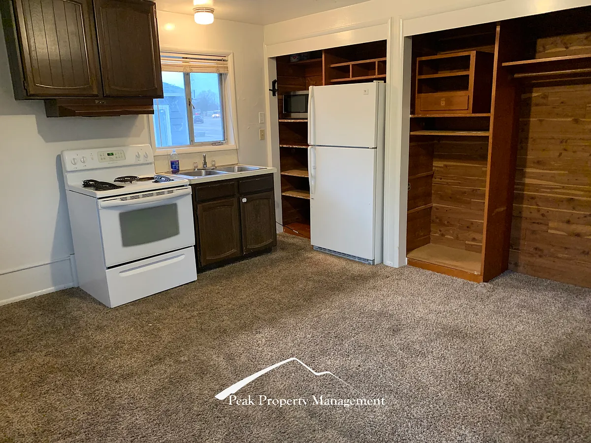 Building Photo - 104 W Washington Ave #4