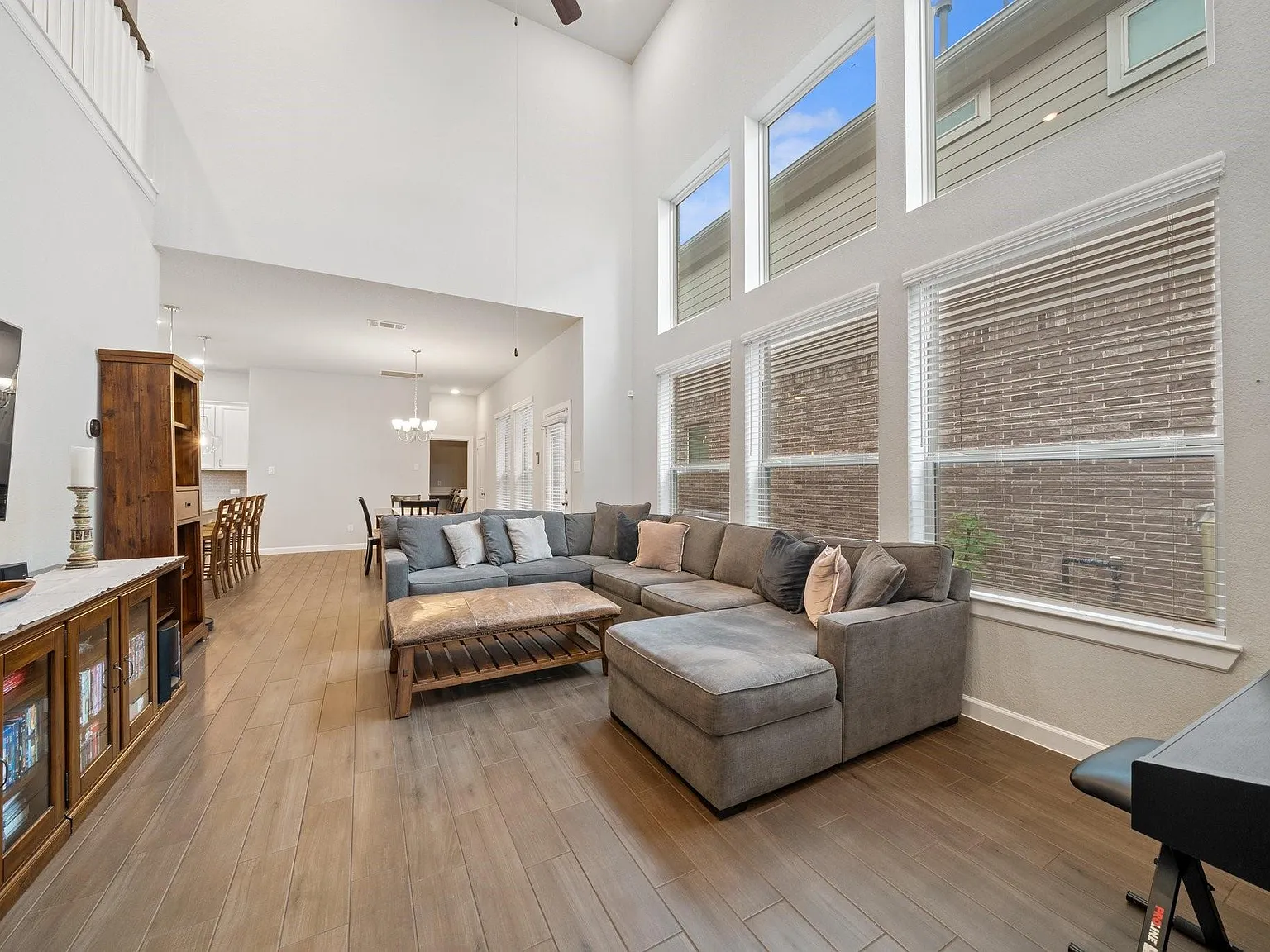 4 bed, 2.5 bath, 2656 sqft, $3,000 — Photo 3