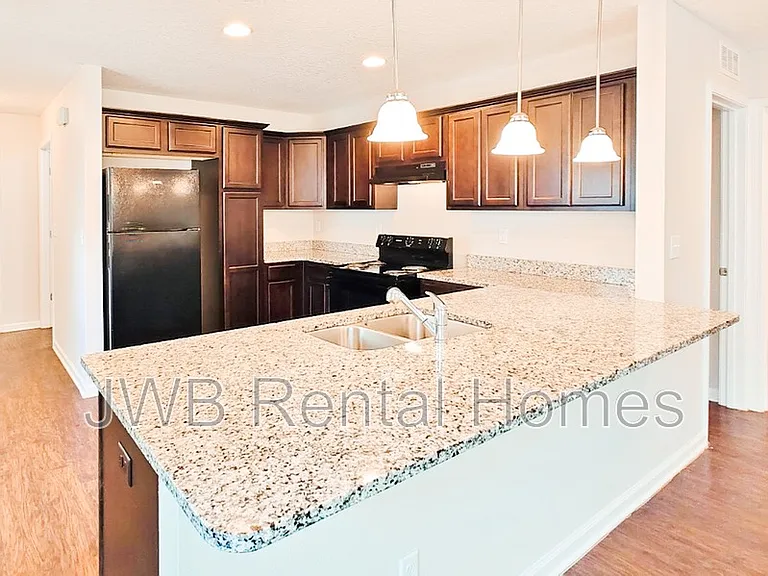 2042 Sheridan St — Photo 2