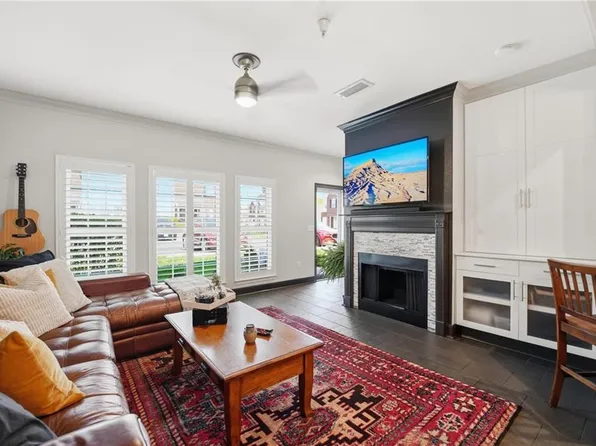 11624 Tomahawk Creek Pkwy APT D, Leawood, KS 66211