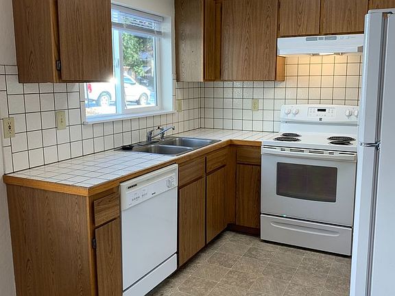 3rd image of 1846-1848 Sargent Ave