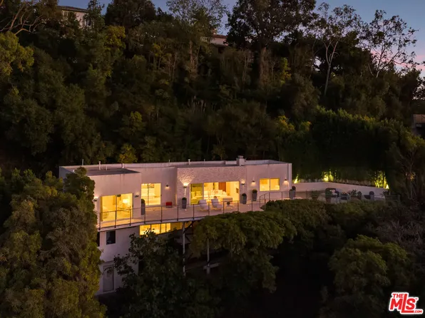 9422 Readcrest Dr, Beverly Hills, CA 90210