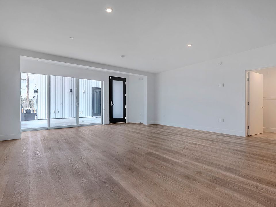 1st image of 11700 Magnolia Blvd #213