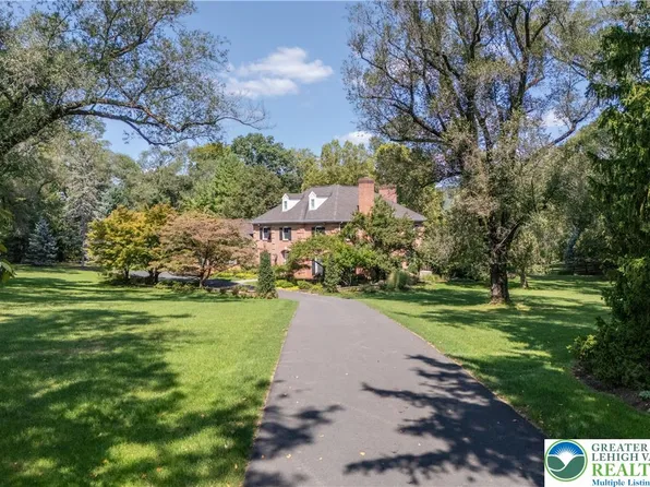 1593 Saucon Valley Rd, Bethlehem, PA 18015